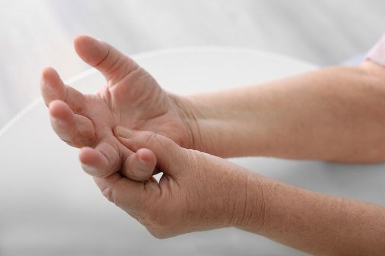 A kéz és az ujjak fájdalma a nyaki osteochondrosis gyakori tünete